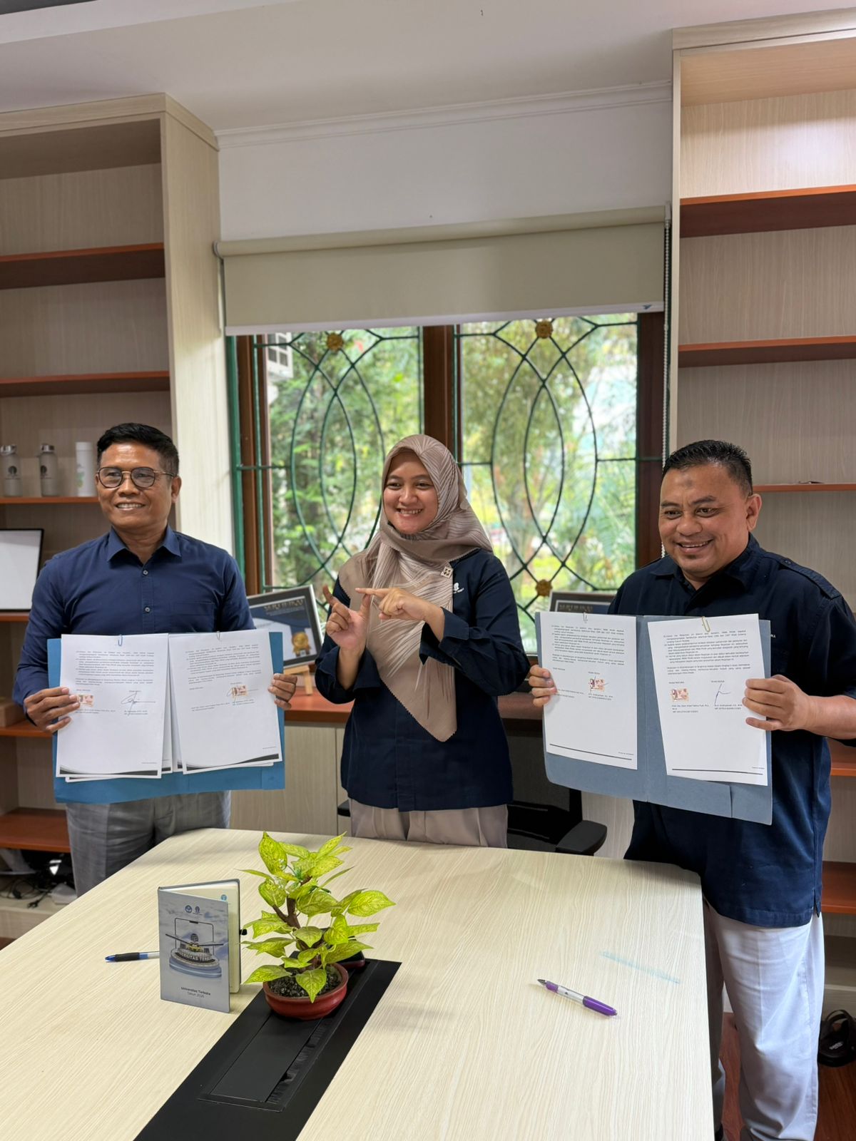Menggandeng Pergguruan Tinggi Philipina, Andri Wakil peneliti UT tanda tangan Kontrak Penelitian